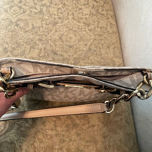 Michael Kors Vanilla Large Hamilton Crossbody Bag - Picture 10 of 14